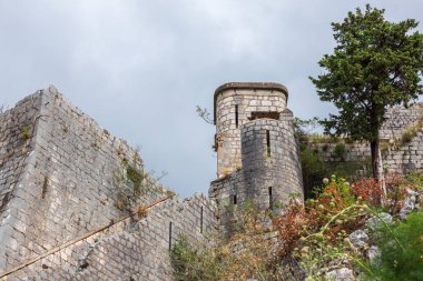 Kotor kasabası yakınlarındaki San Giovanni Kalesi 'nin antik duvarlarının manzarası. Karadağ
