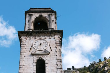 St. Tryphon Katedrali 'nin Saat Kulesi mavi gökyüzüne karşı. Kotor Karadağ