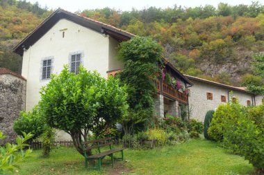 Karadağ 'daki Moracha Manastırı' nın avlusu güzelmiş.