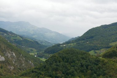 Durmitor dağları, Ulusal Park, Akdeniz, Karadağ, Balkanlar ve Avrupa 'nın muhteşem manzarası. Yeşil tepeler, ufuktaki sis bulutlu bir gün.