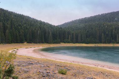 Dağ, göl ve daima yeşil kozalaklı orman, Durmitor, Karadağ, Kara Göl