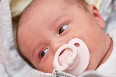Bebek emziği bir aylık bir bebeğin ağzında. Kapat. düşük odak derinliği, seçici odak.