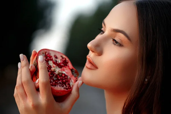 Detailní Portrét Mladé Krásné Dívky Granátovým Jablkem Rukou Mělké Dof — Stock fotografie