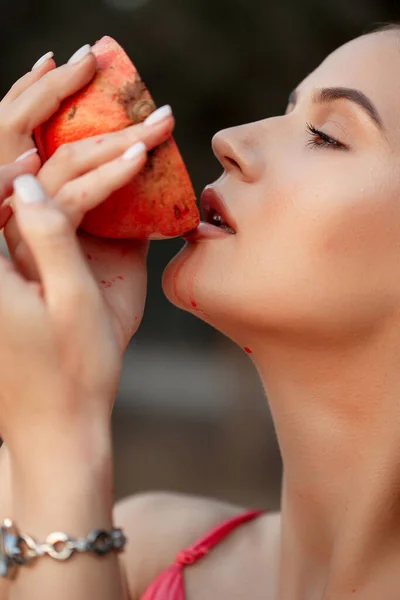 Detailní Portrét Mladé Krásné Dívky Granátovým Jablkem Rukou Mělké Dof — Stock fotografie