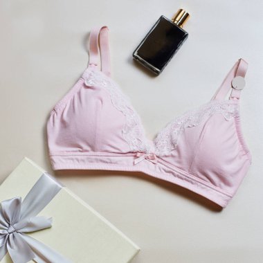 bej izole arkaplanda sütyen.