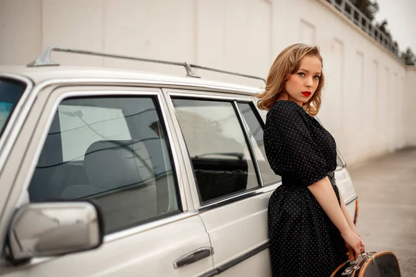 Joven Hermosa Chica Vestido Lunares Vintage Negro Junto Coche Blanco — Foto de Stock