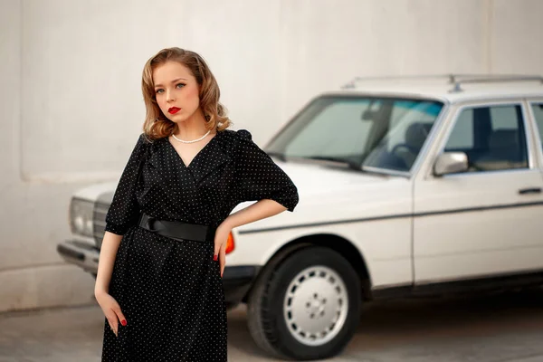 Joven Hermosa Chica Vestido Lunares Vintage Negro Lado Coche Blanco — Foto de Stock