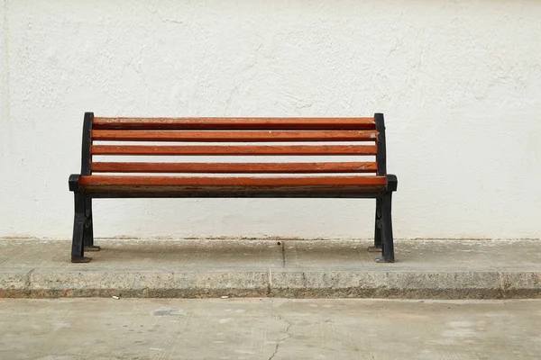 Banco Marrón Calle Contra Una Pared Blanca — Foto de Stock