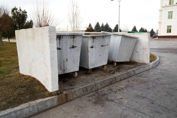 Street Broken Bins Garbage Containers Street — Stock Photo, Image