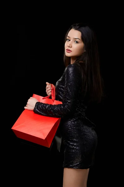 Une Jeune Femme Robe Noire Est Heureuse Avec Cadeau Faisant — Photo