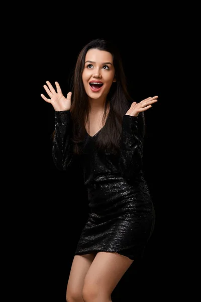 Una Joven Con Vestido Negro Feliz Sobre Fondo Negro Aislado — Foto de Stock