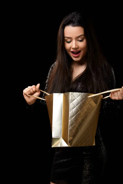 Una Joven Con Vestido Negro Está Feliz Recibir Regalo Paquete — Foto de Stock