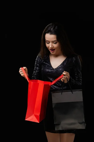Ung Kvinna Svart Klänning Nöjd Med Gåva Shopping Svarta Och — Stockfoto
