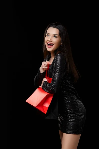 Una Mujer Joven Vestido Negro Feliz Con Regalo Compras Bolsas — Foto de Stock