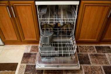 Mutfaktaki evde bulaşık makinesini aç..