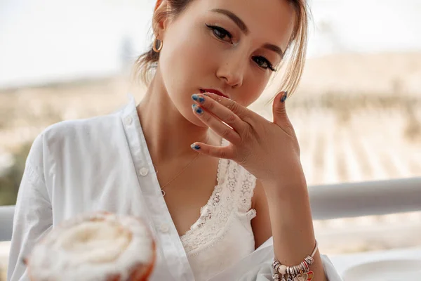 Joven Hermosa Chica Asiática Pantalones Cortos Encaje Beige Camisa Blanca — Foto de Stock