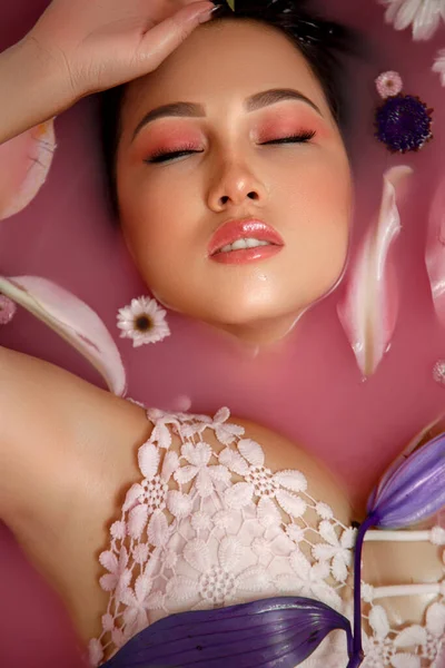 Belo Retrato Uma Mulher Com Flores Pétalas Água Rosa Cosméticos — Fotografia de Stock