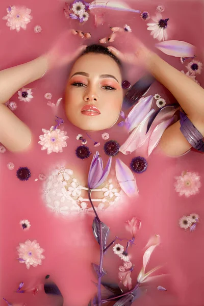 Belo Retrato Uma Mulher Com Flores Pétalas Água Rosa Cosméticos — Fotografia de Stock