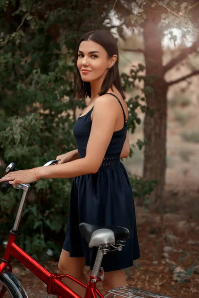 Молодая Брюнетка Азиатской Внешности Темно Синем Платье Стоит Рядом Велосипедом — стоковое фото