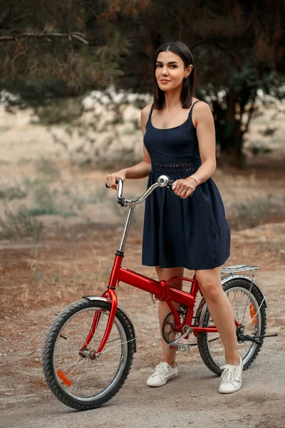 Молодая Брюнетка Азиатской Внешности Темно Синем Платье Стоит Рядом Велосипедом — стоковое фото