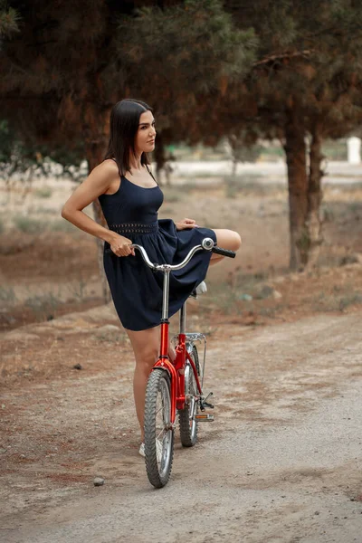 Молодая Брюнетка Азиатской Внешности Темно Синем Платье Слезает Велосипеда Проколотой — стоковое фото
