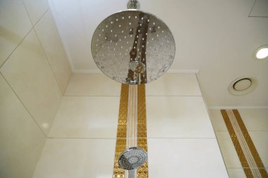 Otel banyosunun duvarında duş başlığı var..