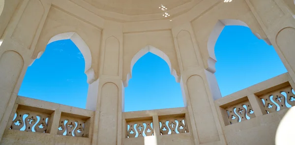 Пустые окна мечети — стоковое фото