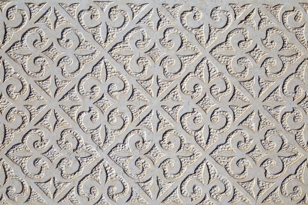 Beyaz bir taş üzerinde desenler