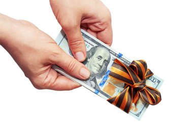 Beyaz bir arka plan üzerinde elinde dolar