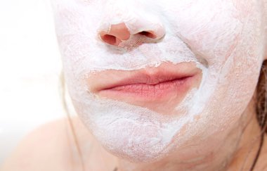 dudakları ile şikayetçi bir yüz buruşturma. üzerinde lekeli Beyaz kil ile 