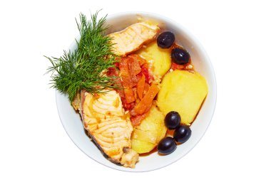 Balık yemek zeytin ve beyaz zemin üzerine patates ile