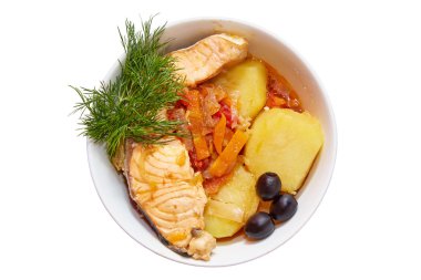 Beyaz bir arka plan üzerine bir tabak içinde balık yemek