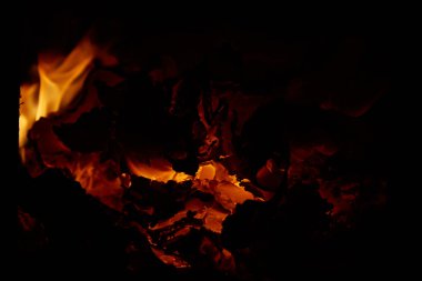 Fırın içinde yanan kömürlerin.