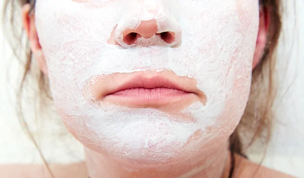 Kızın dudakları. Deri üzerinde beyaz kil