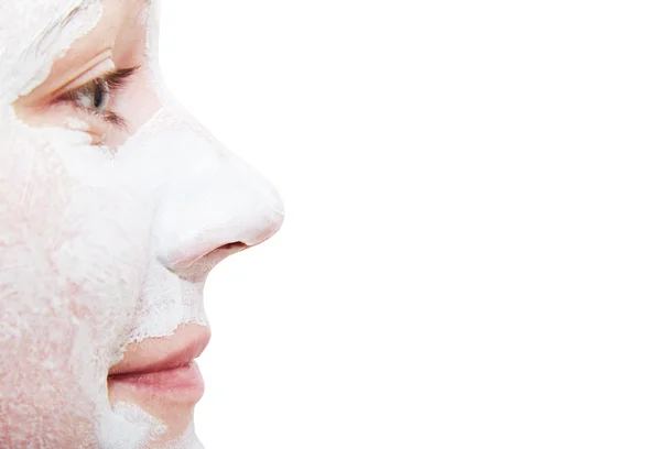 Лицо девушки в профиле с нанесенной косметической маской — стоковое фото