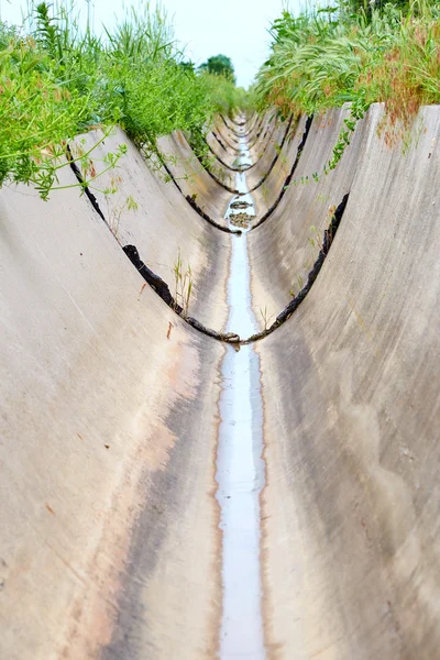 干涸的水道浇水 — 图库照片