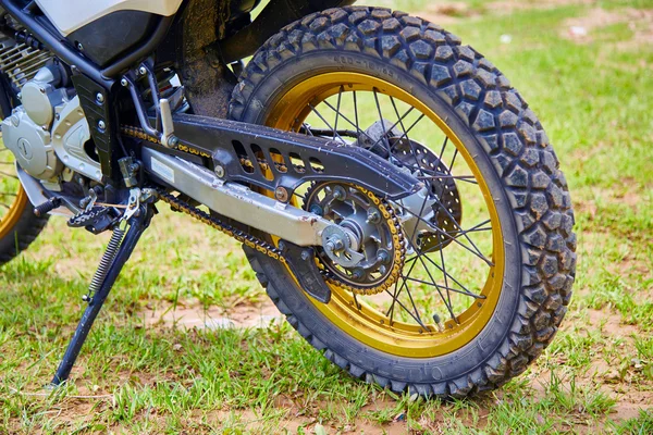 Tekerlek spor motosiklet bulutlu havalarda bahar çimenlerin üzerinde kazandı