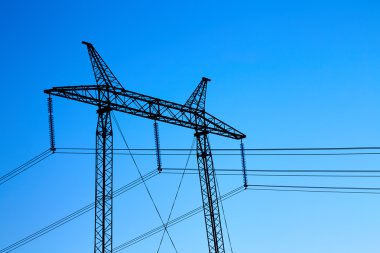 Gün batımında elektrik hattı