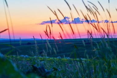 Alanlar üzerinde akşam gökyüzü