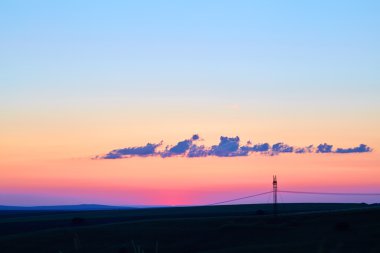 Alanlar üzerinde akşam gökyüzü