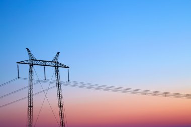 Gün batımında elektrik hattı