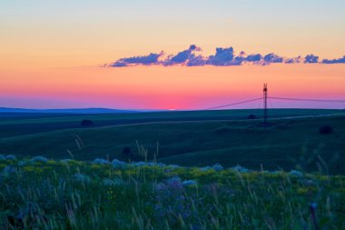 Alanlar üzerinde akşam gökyüzü