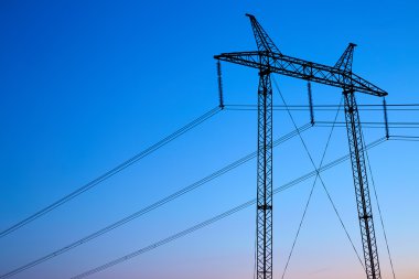 Gün batımında elektrik hattı