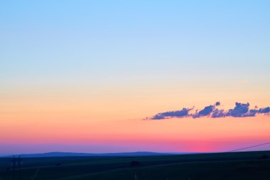 Alanlar üzerinde akşam gökyüzü