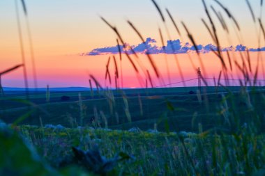 Alanlar üzerinde akşam gökyüzü