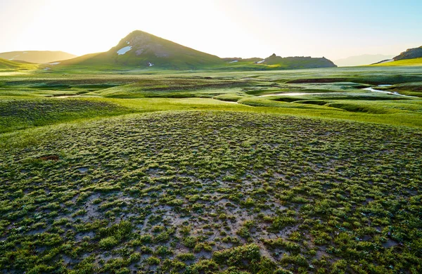 Sabah erken akışları ile dağ Vadisi manzara