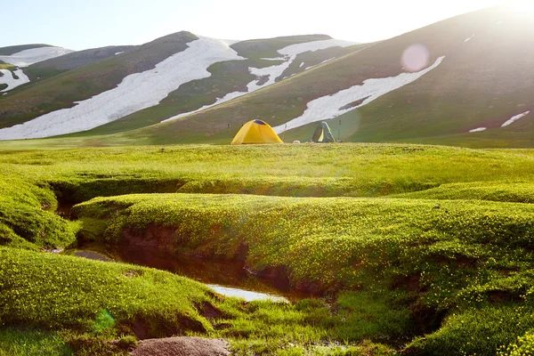 Две палатки в горах на закате Лицензионные Стоковые Фото