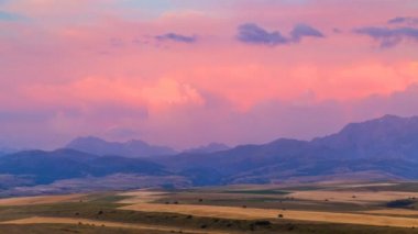 4k Timelapse. Bulutlar dağ zirveleri ve alanlar üzerinde taşıma