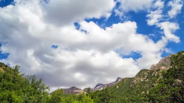 4k Timelapse. Mraky táhnou nad horami — Stock video