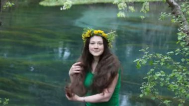 Nehir kıyısında kadın tarak saç